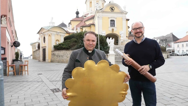 Pfarrer Alexander Wessely und Peter Opitz mit der Sonne und der Zeitkapsel, die bald wieder auf die Kirche kommen. (Bild: Judt Reinhard)