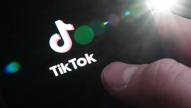 Für TikTok braucht man einen schnellen Daumen, zwischendurch. (Bild: AP/The Canadian Press/Sean Kilpatrick)