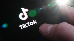Kritiker fürchten, dass die chinesische Regierung Zugriff auf die Nutzerdaten von TikTok hat - auch die Verbreitung von gefälschten Inhalten auf der Plattform ist Sicherheitsexperten ein Dorn im Auge. (Bild: AP/The Canadian Press/Sean Kilpatrick)