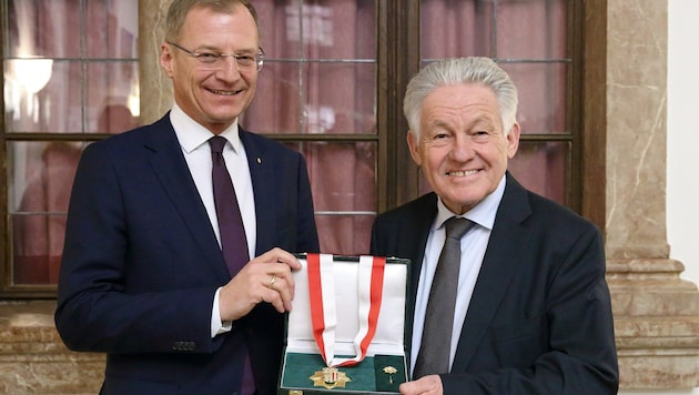 Im Auszeichnen geübt: 2018 verlieh LH Stelzer (l.) seinem Vorgänger Josef Pühringer das Große Goldene Ehrenzeichen. (Bild: Denise Stinglmayr)