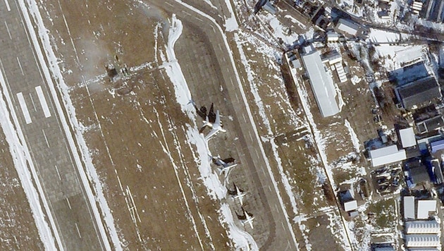 Dieses Satellitenbild zeigt die Berijew A-50 am Luftwaffenstützpunkt Machulischtschi vor den Explosionen. (Bild: AP)