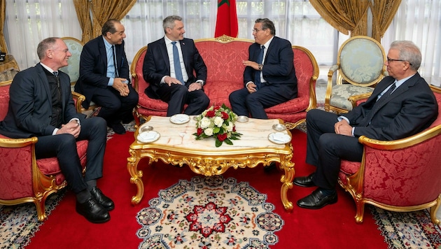 Bundeskanzler Karl Nehammer (ÖVP) und Innenminister Gerhard Karner (ÖVP) zu Gast beim marokkanischen Regierungschef Aziz Akhannouch (Bild: APA/BMI/JÜRGEN MAKOWECZ)