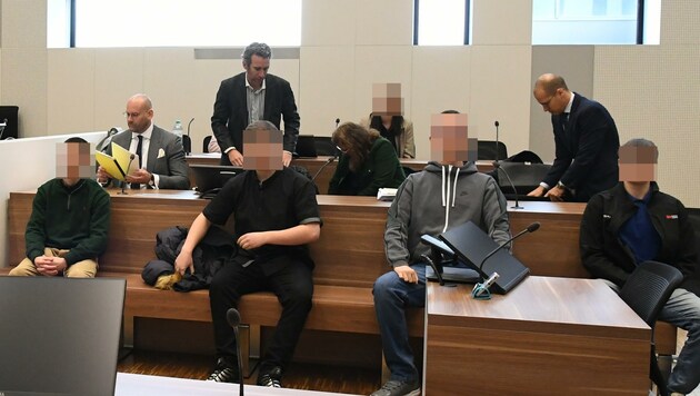 Die vier Angeklagten mit ihren Verteidigern auf der Anklagebank im großen Schwurgerichtssaal des Landesgericht Eisenstadt (Bild: Huber Patrick)