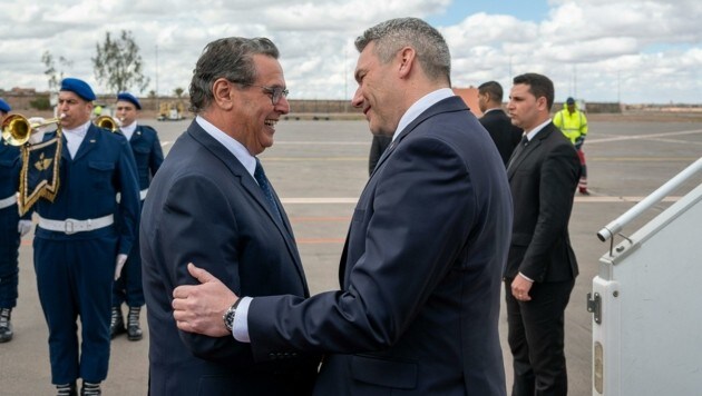 Bundeskanzler Karl Nehammer (ÖVP) und der marokkanische Regierungschef Aziz Akhannouch (Bild: APA/BMI/JÜRGEN MAKOWECZ)