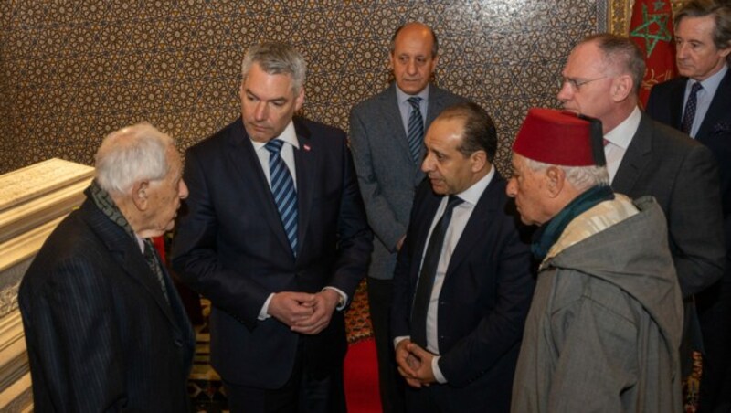 Bundeskanzler Karl Nehammer (ÖVP/2.v.l.) und Innenminister Gerhard Karner (ÖVP/2.v.r.) während eines Besuchs und einer Kranzniederlegung am Mausoleum von Mohamed V., (Bild: APA/BMI/JÜRGEN MAKOWECZ)