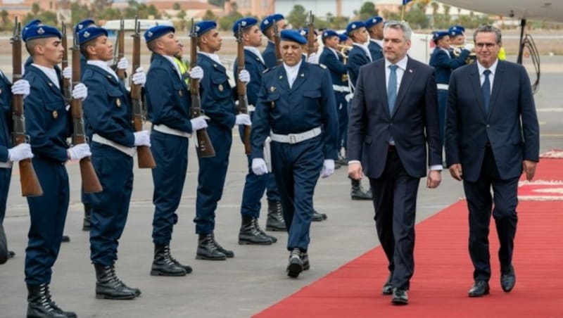 Die österreichische Delegation mit Kanzler Karl Nehammer und Innenminister Gerhard Karner wurde in Marokko mit militärischen Ehren empfangen. (Bild: APA/BMI/JÜRGEN MAKOWECZ)