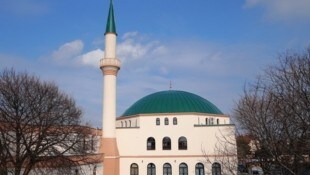 Die Moschee in Wien-Floridsdorf gilt als Aushängeschild religiöser Toleranz: Gepredigt wird auch auf Deutsch. (Bild: KRONEN ZEITUNG)