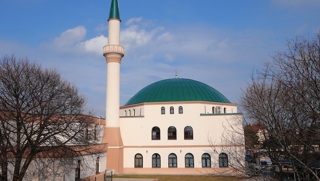 Die Moschee in Wien-Floridsdorf gilt als Aushängeschild religiöser Toleranz: Gepredigt wird auch auf Deutsch. (Bild: KRONEN ZEITUNG)