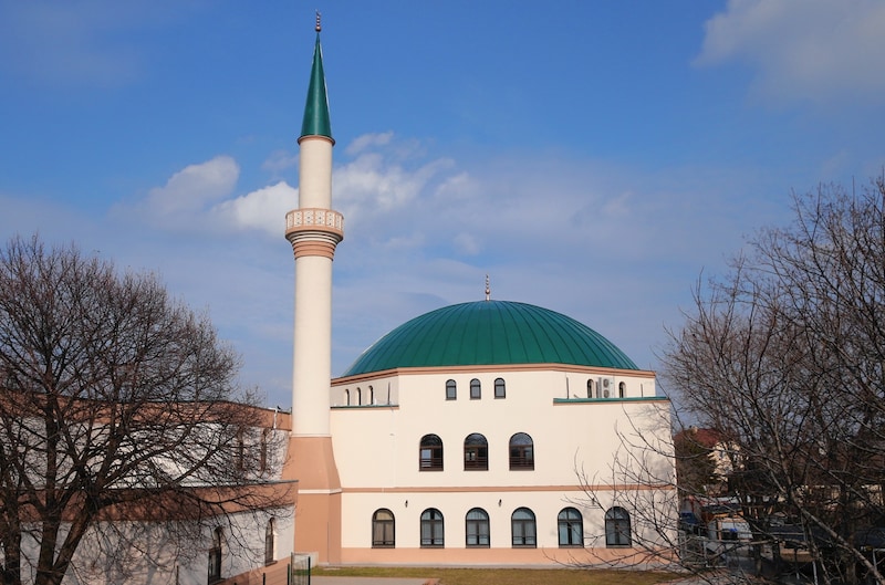 Die Moschee in Wien-Floridsdorf gilt als Aushängeschild religiöser Toleranz: Gepredigt wird auch auf Deutsch. (Bild: KRONEN ZEITUNG)