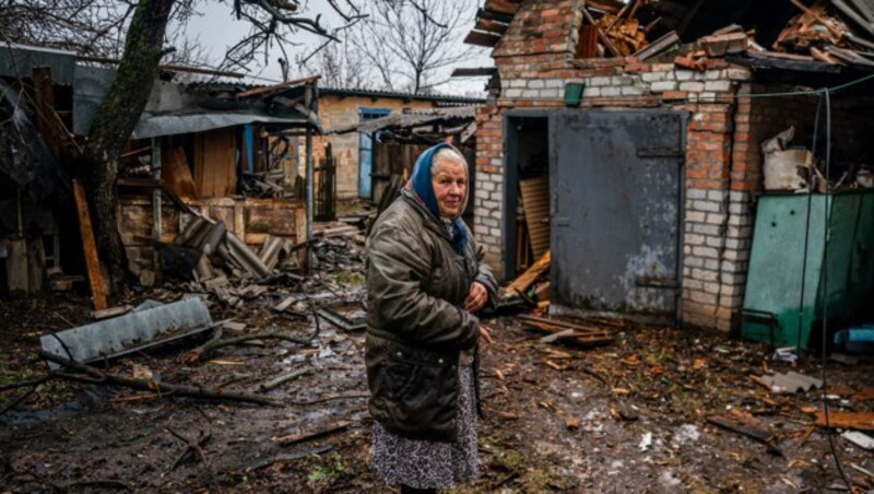 Eine Zivilistin in Chasiv Yar bei Bachmut (Bild: Dimitar Dilkoff/AFP)