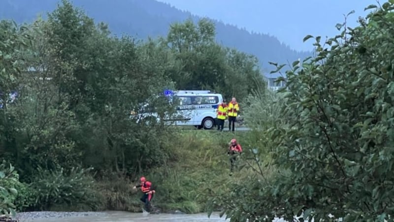 Am Sonntag, den 28. August 2022, ereigneten sich die Szenen in St. Johann im Unterland. Der 6-Jährige wurde auf einer Sandbank in der Kitzbüheler Ache tot aufgefunden. Für ihn kam jede Hilfe zu spät. (Bild: ZOOM.TIROL)