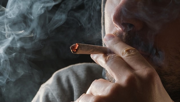 Der Mann rauchte während des Fahrens einen Joint. (Symbolbild) (Bild: 24K-Production - stock.adobe.com)