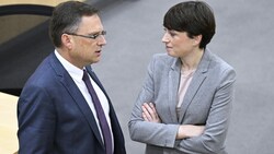 ÖVP-Klubchef August Wöginger und die Grüne-Klubchefin Sigrid Maurer (Bild: APA/ROBERT JAEGER)