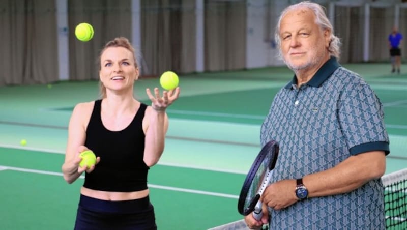 Hannes Kartnig beim Talk im Tennis Point Vienna mit „Krone“-TV-Redakteurin Marie Leopoldsberger (Bild: Zwefo)