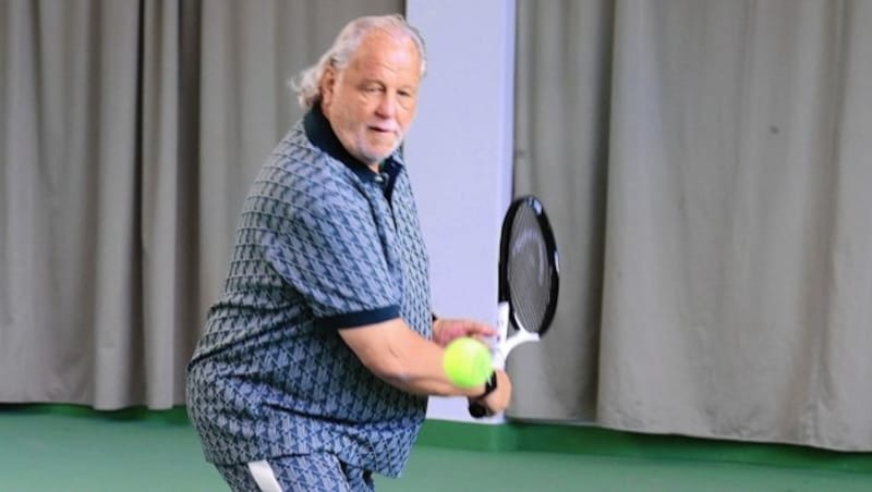 Hannes Kartnig zeigt sein Hobby das Tennisspielen (Bild: Zwefo)