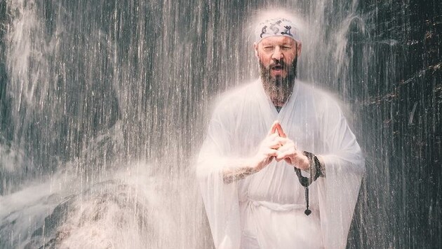 Christian Grübl bei der Eiswasser-Meditation (Bild: Allan Yang)