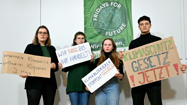 Klara König (Pressesprecherin „Fridays For Future“) mit den Klimaklägern Franziska, Lena und Daniel Shams (Bild: APA/HELMUT FOHRINGER)