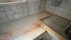 Brandflecken in der Küche hinterließ die Familie (Bild: zVg)