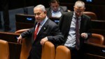 Der israelische Ministerpräsident Benjamin Netanyahu und sein Justizminister Yariv Levin im israelischen Parlament (Knesset) in Jerusalem. (Bild: The Associated Press)