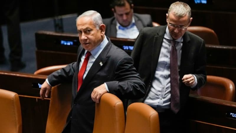 Der israelische Ministerpräsident Benjamin Netanyahu und sein Justizminister Yariv Levin im israelischen Parlament (Knesset) in Jerusalem. (Bild: The Associated Press)