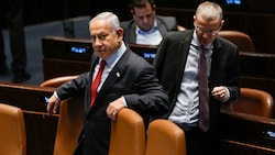 Der israelische Ministerpräsident Benjamin Netanyahu und sein Justizminister Yariv Levin im israelischen Parlament (Knesset) in Jerusalem. (Bild: The Associated Press)