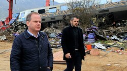 Verkehrsminister Kostas Karamanlis (links) besuchte den Unglücksort und trat wenig später von seinem Amt zurück. (Bild: AP)