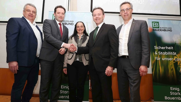 Obmann Niki Berlakovich mit Minister Norbert Totschnig beim Bauernbund-Wahlkampfauftakt in Neckenmarkt. (Bild: Judt Reinhard)