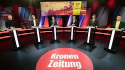 V.l.n.r.: Janos Juvan (NEOS), Gerhard Köfer (Team Kärnten), Erwin Angerer (FPÖ), Peter Kaiser (SPÖ), Martin Gruber (ÖVP), Olga Voglauer (Grüne) (Bild: Groh Klemens)