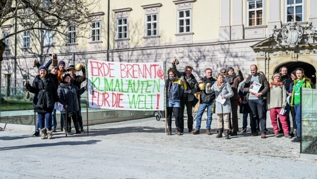 Aktivisten mit Kuhglocken vor dem Landhaus: „Kleinbäuerliche und ökologische Landwirtschaft schützt das Klima.“ (Bild: Wenzel Markus)