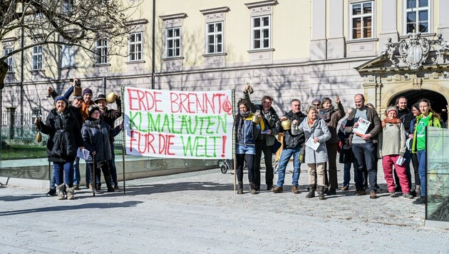 Aktivisten mit Kuhglocken vor dem Landhaus: „Kleinbäuerliche und ökologische Landwirtschaft schützt das Klima.“ (Bild: Wenzel Markus)