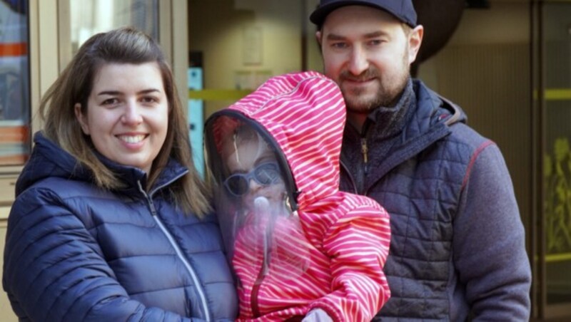 Leonie im Schutzanzug mit ihren Eltern (Bild: Tirol Kliniken/Schwamberger)