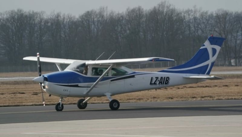 Die Ankunft des neuen Hagelfliegers berührte das Team der Hagelabwehr (Bild: Pail Sepp)