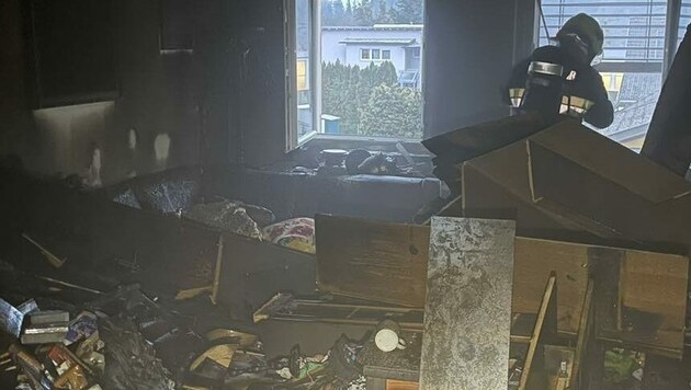 Das Wohnzimmer wurde komplett zerstört (Bild: FF Brückl)