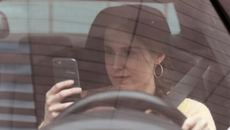 Assistenzsysteme wiegen Fahrer in trügerischer Sicherheit und verleiten teils dazu, sich vom Handy ablenken zu lassen. (Bild: Allianz)