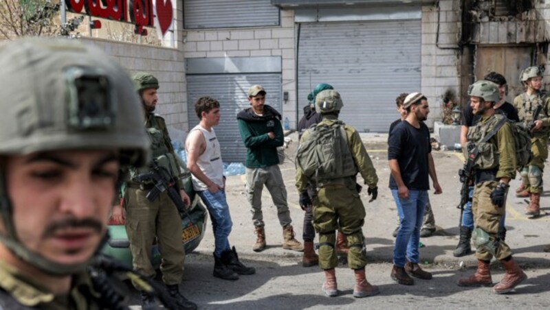 Israelische Soldaten in der Stadt Huwara in der Nähe von Nablus nach dem tödlichen palästinensischen Angriff. (Bild: APA/AFP/RONALDO SCHEMIDT)