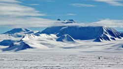 Die Meereisausdehnung in der sommerlichen Antarktis hat ein neues Rekordminimum erreicht. (Bild: AFP)