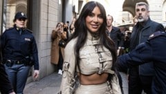 Kim Kardashian zeigt vor dem Dolce & Gabbana-Store während der Mailänder Modewoche 25. Februar 2023 ihre Bauchmuskeln. Der Star ist berühmt für seine Keto-Diät. (Bild: Cinzia Camela / PA / picturedesk.com)