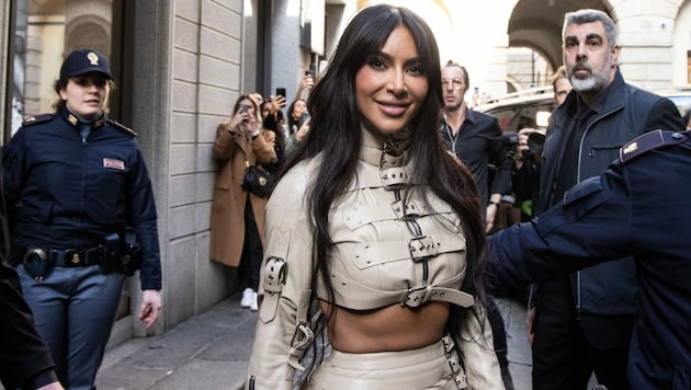 Kim Kardashian zeigt vor dem Dolce & Gabbana-Store während der Mailänder Modewoche 25. Februar 2023 ihre Bauchmuskeln. Der Star ist berühmt für seine Keto-Diät. (Bild: Cinzia Camela / PA / picturedesk.com)
