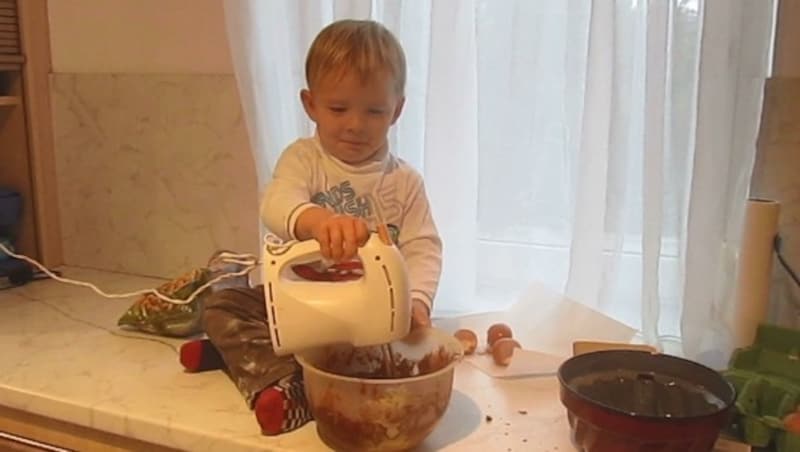 Als Kleinkind rührte Jaden gerne in der Teigschüssel - heute zauberte er süße Kunstwerke auf den Teller. (Bild: Servus TV)