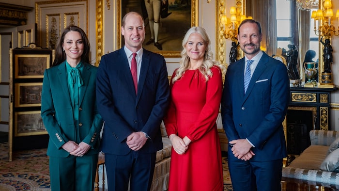 Das Foto zeigt den heutigen König Haakon und seine Frau Königin Mette-Marit bei einem Treffen ...