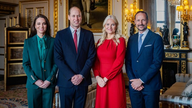 Das Bild zeigt (v.l.n.r.) Prinzessin Catherine, Prinzessin von Wales, den britischen Prinzen William, Prinz von Wales, die norwegische Kronprinzessin Mette-Marit und den norwegischen Kronprinzen Haakon, die für ein Foto in Schloss Windsor posieren. (Bild: APA/AFP/KENSINGTON PALACE)
