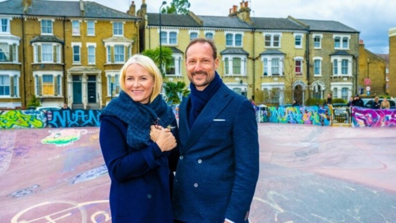 Kronprinz Haakon und Kronprinzessin Mette-Marit von Norwegen besuchten den Stockwell-Skatepark in Brixton in London. (Bild: Dutch Press Photo Agency / Action Press / picturedesk.com)