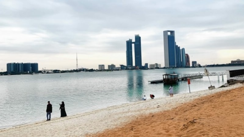 Ausblick vom Strand des Heritage Village Abu Dhabi zu den Nation Towers, die direkt am Corniche liegen und die durch eine Stahl-Brücke in 202,5 Meter Höhe miteinander verbunden sind. (Bild: Andrea Thomas)