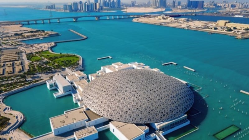 Der Louvre Abu Dhabi - der französische Stararchitekt Jean Nouvel hat das Museumsgebäude auf der Insel Saadiyat entworfen. (Bild: creativefamily - stock.adobe.com)