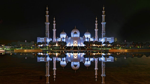 Die Scheich-Zayid-Moschee zählt zu den Top-Sehenswürdigkeiten für Touristen aus aller Welt. Die Grand Mosque ist eine der wertvollsten, schönsten und größten Moscheen der Welt. (Bild: Kusel - stock.adobe.com)