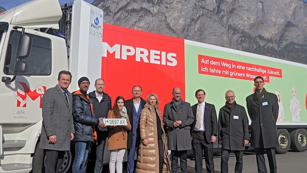 Bei einer Pressekonferenz wurde von MPreis und der Politik in Völs der erste H2-Lkw Österreichs vorgestellt. (Bild: Birbaumer Johanna)