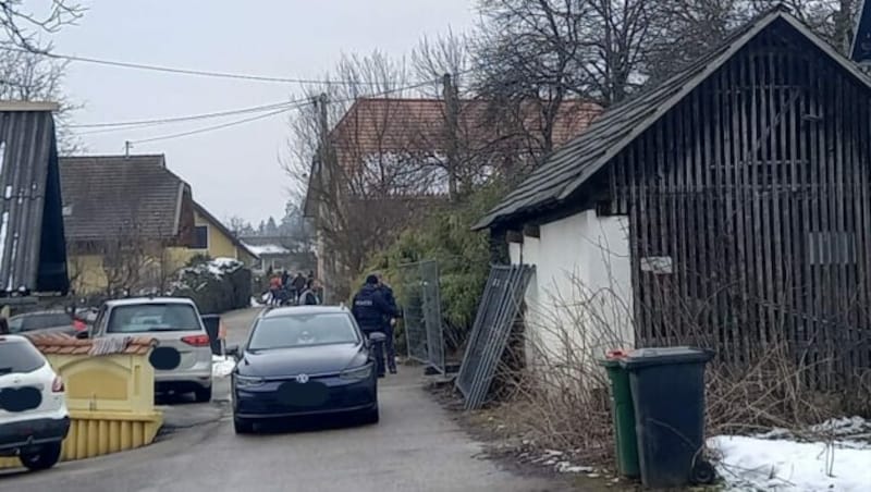 Die Polizei ist immer noch im Bereich des Hauses tätig. (Bild: Krone KREATIV/Gerlinde Schager)