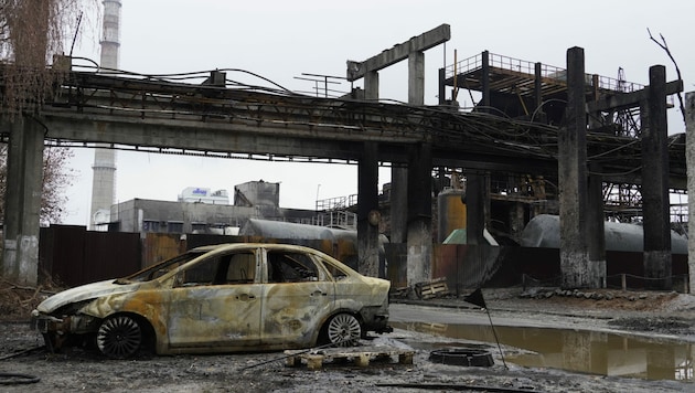 Archivbild vom 22. November 2022: Nach einem Beschuss, der von ukrainischem Staatsgebiet ausging, blieben von einer Chemiefabrik nur mehr Ruinen zurück. Schebekino, etwa 35 Kilometer von der russischen Stadt Belgorod entfernt. (Bild: APA/AFP/STRINGER)