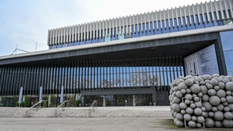 Das Linzer Musiktheater, Planung Terry Pawson, wurde vor zehn Jahren errichtet; der 11. April gilt als Jahrestag. (Bild: Dostal Harald)