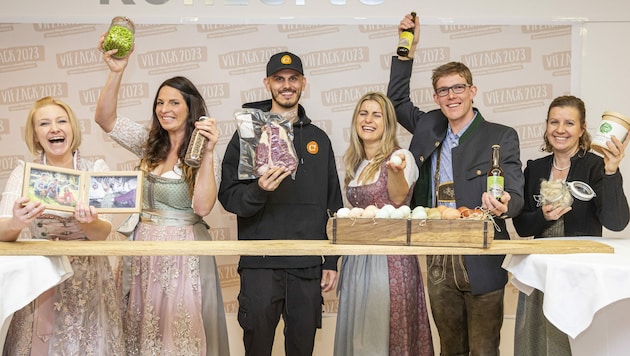 Clevere Bauern ritterten um den heurigen Vifzack-Auszeichnung, diese sechs kamen ins Finale. Andrea Pauli (3.v.re) holte sich heute schließlich den Stockerlplatz. (Bild: Foto Fischer)